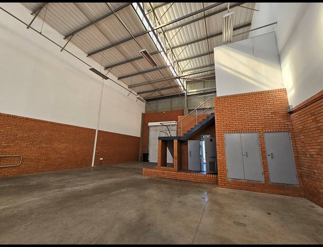 344M² WAREHOUSE TO LET IN LONGLAKE